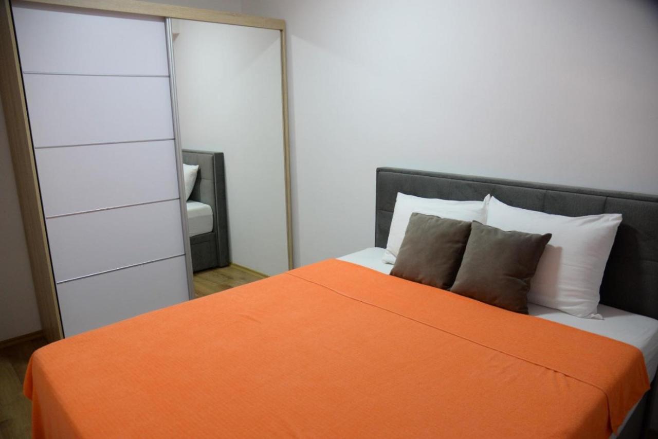 Chloee Apartment *
